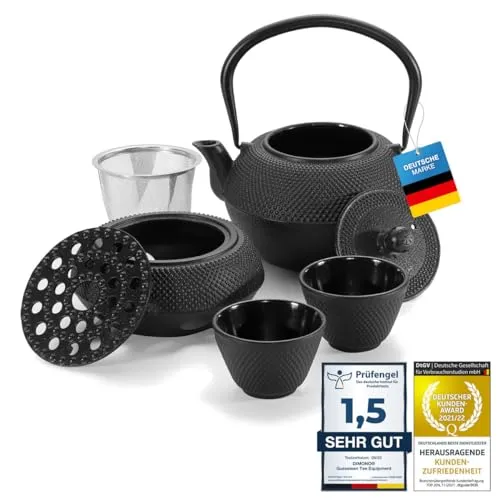 Dimono Traditionelles Tee-Set aus Gusseisen: Teekanne, Stövchen und 2 Teebecher - Thermobehälter mit original Gusseisen, geschmacksneutral und wärmespeichernd. Perfekt für Teeliebhaber, die Wert auf Handarbeit und asiatische Teekultur legen.