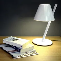 La Petite Tischleuchte Weiß - 37 von Artemide - Stilvolle Tischleuchte mit eleganter geometrischer Form und sanftem Licht. Ideal für jedes Zuhause und sorgt für eine angenehme Atmosphäre.