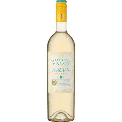 Doppio Passo »Bella Vita« Bianco Low 6% - Erlebe den vollen Geschmack Italiens mit Doppio Passo »Bella Vita« Bianco Low. Mit frischen Zitrusnoten und nur 6 % Alkohol ist dieser Weißwein der perfekte Begleiter für entspannte Abende und bewussten Genuss.