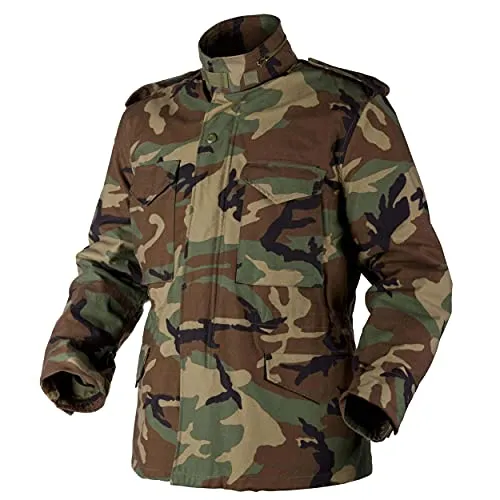 Helikon-Tex M65 Feldjacke - NyCo Satin - US Woodland - Funktionale Funktionsjacke im US-Armee-Stil, ideal für Outdoor-Aktivitäten, mit faltbarer Kapuze und vier praktischen Taschen für optimalen Stauraum.