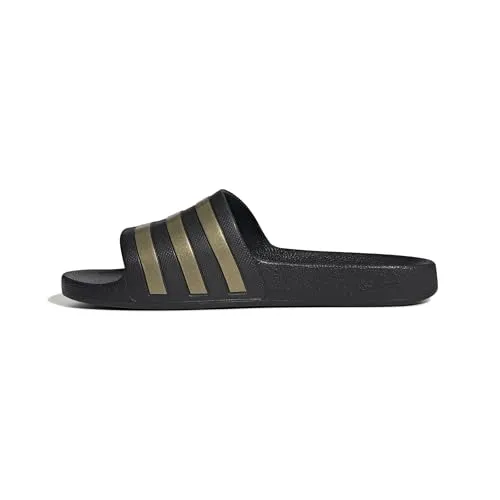 adidas Unisex Adilette Aqua Slides, Core Black/Gold Metallic, 44.5 EU - Bequeme Slip-On-Sandalen mit vorgeformtem Riemen und weichem Cloudfoam-Fußbett. Ideal für den Alltag und den Einsatz am Wasser. Leicht und schnell trocknend für optimalen Komfort.