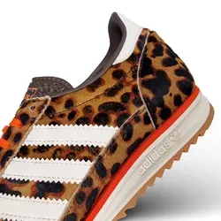 adidas SL 72 OG Leopard Print (Damen) - Der adidas SL 72 OG Leopard Print (Damen) vereint Vintage-Charme und modernen Style. Mit seinem auffälligen Leoparden-Muster und der bequemen EVA-Dämpfung ist er ideal für jeden Tag – vielseitig kombinierbar und perfekt für jeden Anlass.