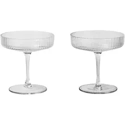 Ferm Living - Ripple Champagnerglas (2er-Set), klar - Das elegante Ripple Champagnerglas von Ferm Living (2er-Set) überzeugt mit einer einzigartigen geriffelten Struktur und verleiht jedem Anlass einen Hauch von Glamour. Ideal für festliche Momente und stilvolle Tischdekoration.