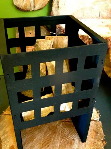 Feuerkorb Quadro klein: Modernes Design aus Eisen - Grills, ideal für stimmungsvolle Lagerfeuerabende und Gartenpartys, sorgt für Wärme und Ambiente.
