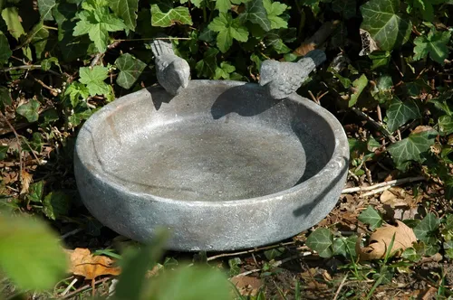 dobar Vogeltränke Pool Oase groß, Ø 24,5 cm, freistehend mit Dekovogel - Vogelhäuser: Robuste Zementtränke mit antiker Optik, ideal als Dekoration für Balkon und Garten, wetterfest und sofort einsatzbereit.