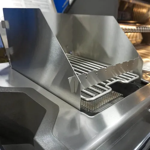 Windschutz für Napoleon und Broil King 800 Grad Seitenkocher - Hochwertiger Windschutz aus Edelstahl für Sizzle Zone-Grills, schützt vor Wind und Fettspritzern, ideal für konstantes Grillen bei jedem Wetter.