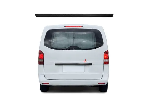 OMAC Zierleisten-Aufkleber Kofferraumöffner Griff für Mercedes Vito W447 2014-2025 – Kohlefaser - Hochwertiger Kohlefaser-Autozubehör schützt Ihre Originalteile vor Kratzern. Langlebig, rostbeständig und einfach zu reinigen. Perfekte Passform für einen stilvollen Look und unkomplizierte Installation.