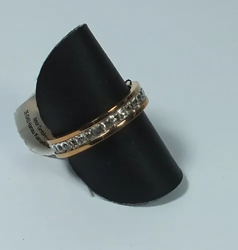 S. Oliver Ring Gr. 52 - Edelstahl Rose vergoldet - Kategorie: Ringe, eleganter Ring aus rose vergoldetem Edelstahl mit funkelndem Zirkonia-Hauptstein für einen Hauch von Vintage-Charme.