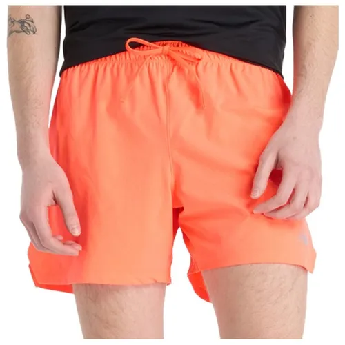 New Balance RC Short 5'' - Laufshorts in Rot für Herren - Laufshorts aus leichtem, perforiertem Material für höchsten Komfort beim Laufen. Ideal für Trail- und Roadrunning, Größe M. Entdecken Sie weitere Top-Angebote von New Balance!
