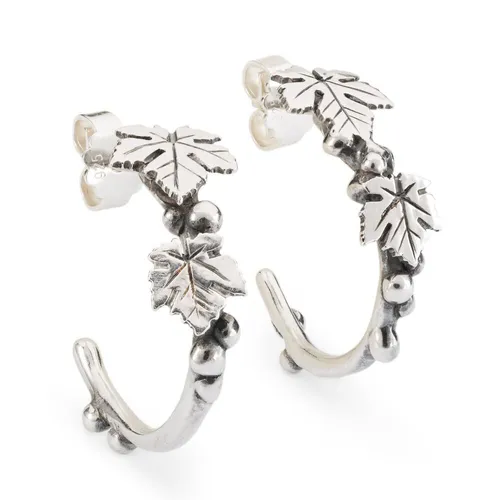 Trollbeads Weinblatt Creolen für Ohrschmuck TAGEA-00119 - Elegante Silberohrringe mit einem kunstvollen Weinblatt-Design. Ideal für individuelle Schmuckkreationen und persönliche Geschichten, perfekt als Geschenk oder für den eigenen Stil.