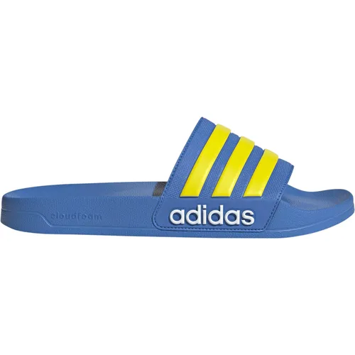 adidas ADILETTE SHOWER Badelatschen in rayblu-yellow-ftwwht, Größe 44 2/3 - Bequeme Badelatschen mit weicher CloudFoam-Dämpfung, rutschfester Sohle und schnelltrocknendem Material. Ideal für den Einsatz nach dem Schwimmen oder im Wellnessbereich.