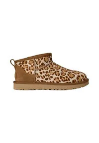 Damen Boots CLASSIC ULTRA MINI PLAINS 37EU - Stylische Boots aus Kalbsfell mit niedrigem Schaft und Leoparden-Print. Das kuschelige UGGplush-Futter und die flexible Außensohle sorgen für ganztägigen Komfort und ein angenehmes Tragegefühl.