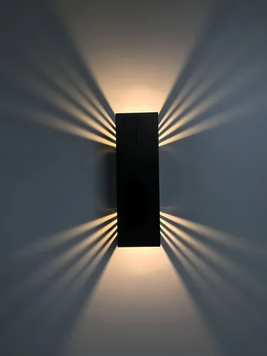 SpiceLED LED Wandleuchte Black Edition – Warmweiß, 14 Watt - Moderne Wandleuchte in edlem Design mit warmweißem Licht (2700 K) für stimmungsvolle Akzente. Ideal für kreative Raumgestaltungen, sorgt für ein einladendes Ambiente in jedem Zuhause.