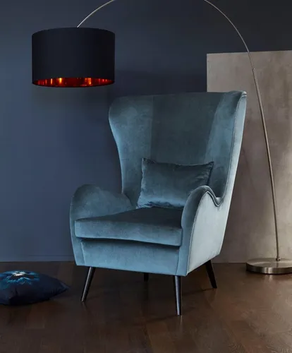 Guido Maria Kretschmer Home&Living Sessel Salla - Eleganter Ohrensessel in vielen Bezugsarten - Einzelsessel mit geschwungener Formsprache, wahlweise mit Hocker, für maximalen Sitzkomfort und stilvolle Akzente in deinem Wohnzimmer.