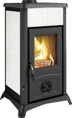 Kaminofen Nordica Extraflame Gemma Keramik weiß 6 kW - Kaminöfen: Moderner Dauerbrandofen im Retro-Design mit 6 kW Heizleistung und praktischer Scheibenspülung für saubere Sicht auf die Flammen.