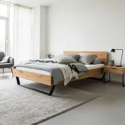 Hasena Trento 16 Asti Bettgestell - Massivholzbett in Anthrazit - Betten: Hochwertiges Massivholzbett mit eleganten Metallkufen, das modernes Design und Gemütlichkeit vereint. Ideal für eine ruhige Schlafatmosphäre.