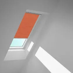 VELUX Sichtschutzrollo orange uni manuell - Rollos: Harmonische Lichtstimmung und Sichtschutz, blendendes Sonnenlicht mildern und stufenlos positionierbar dank Führungsschienen.