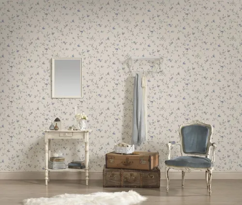 A.S. Création Maison Charme Vliestapete – Florales Design in Creme, Grau und Blau - Hochwertige Vliestapete (0,53 x 10,05 m) im Landhausstil, robust und lichtbeständig. Einfach zu verarbeiten und ideal für stilvolle Akzente in Ihrem Zuhause.