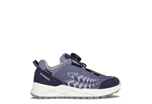 Lowa Ferrox GTX LO JR Kinder-Schuhe in Pflaume/Hellfliede - Ideale Kinder-Schuhe für Alltag und Freizeit mit modernem Design. Das BOA Fit System sorgt für einfaches Anpassen, während das GORE-TEX-Material und die DYNAPU-Zwischensohle für Komfort und Trockenheit sorgen.