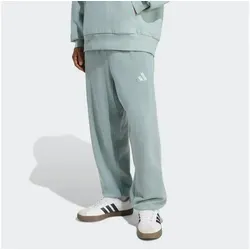 ADIDAS Herren Hose ALL SZN French Terry Washed Loose - Die adidas Hose aus weichem French Terry bietet perfekten Komfort und lässt sich ideal mit Pullovern und Hoodies kombinieren. Der elastische Bund mit Kordelzug sorgt für eine individuelle Passform.