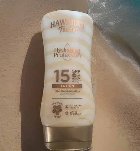 Hawaiian Tropic Silk Hydration Creme zum Bräunen LSF 15, 180 ml - Hautpflege mit mineralischen UV-Filtern für effektiven Schutz vor Sonnenbrand und Hautalterung. Die feuchtigkeitsspendende Formel stärkt die Hautbarriere und hinterlässt ein angenehmes Hautgefühl.