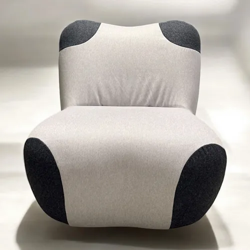 Sessel Pandabär ROLF BENZ freistil 171 - Modernen Clubsessel in signalgrau mit schwarzgrauen Ecken, ideal für stilvolle Wohnzimmer. Bequem und elegant, perfekt für entspannte Stunden.