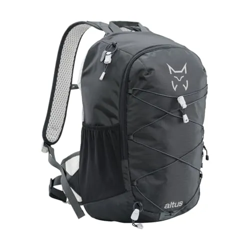 Mochila ideal para excursiones cortas. Elástico frontal porta chaqueta o cualquier prenda que queramos acceder rápidamente. C: ANTRACITA T: U