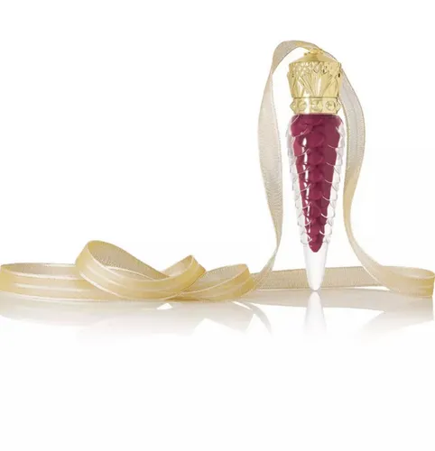 Christian Louboutin Loubilaque Lip Lacquer Casanovella - Luxuriöser Lip Lacquer mit intensivem Glanz und Farbe. Der präzise Applikator sorgt für eine gleichmäßige Anwendung. Ein echtes Schmuckstück für Ihre Lippen!