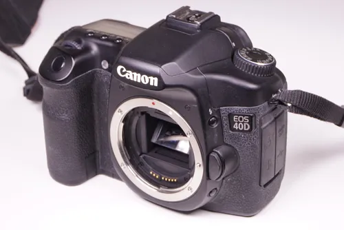 Canon EOS 40D DSLR-Kamera - 10.0 MP Gehäuse in Schwarz - Spiegelreflexkamera mit 10.1 MP Auflösung, ideal für anspruchsvolle Fotografen. Mit Wi-Fi, Live-Bildmodus und Stromsparfunktion für unvergessliche Aufnahmen.