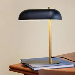 Dyberg Larsen Arch Tischleuchte - Elegante Tischleuchte im skandinavischen Design, ideal für Arbeitszimmer und Wohnräume. Mit ihrem harmonischen Metallgestell sorgt sie für eine stilvolle Atmosphäre und effektive Beleuchtung.