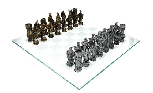 Schachspiel König Arthur Sage Gold vs. Silber - Fantasy Schachset mit handgefertigten Figuren aus der Artussage und Drachen, auf einem eleganten Glasbrett – ideal für Geschichts- und Fantasiefans.