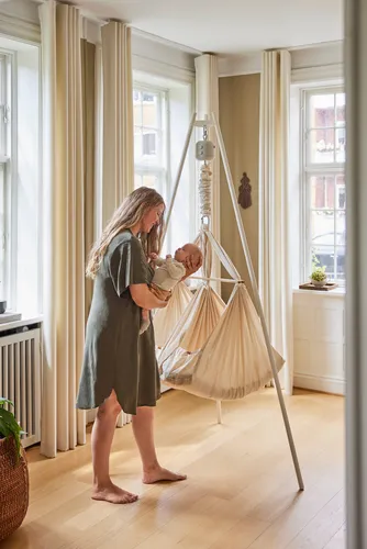 Membantu Babyschaukel Premium - Babyschaukel für Zwillinge, inkl. Baldachin für ruhigen Schlaf und hochwertige Bio-Materialien für ein angenehmes Schlafklima.