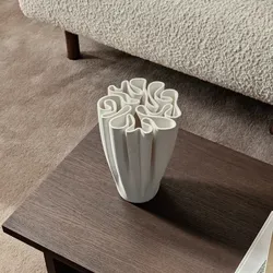 ferm LIVING Dedali Vase H25 Off-White - Vase in modernem Design, mit gewellten Formen und vollkeramischem Finish, ideal für stilvolle Blumenarrangements und ein Blickfang in jedem Zuhause.