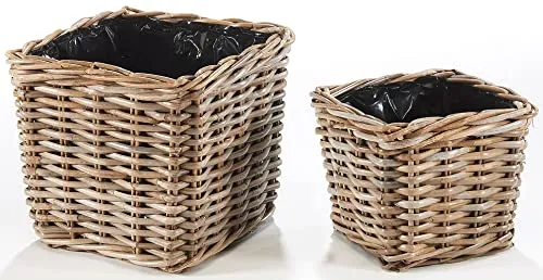 Kobolo Pflanzkübel Rattan eckig mit Folie - Pflanzkübel aus langlebigem Rattan, ideal für kreative Dekorationen. Mit Folie ausgeschlagen für optimalen Pflanzenschutz. Maße: 22x22x19 cm.