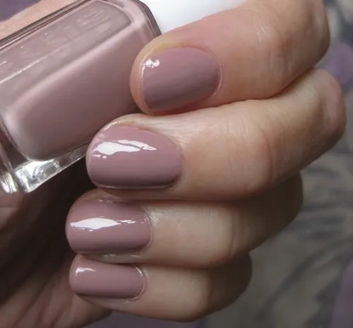 Essie Nagellack Nr. 101 lady like - Nude, 13,5 ml - Farbenfroher Nagellack in Nude für einen eleganten Look. Präzises Auftragen mit Fächerpinsel für ein perfektes Finish. Kombinierbar mit Essie Base und Top Coats für langanhaltende Ergebnisse.