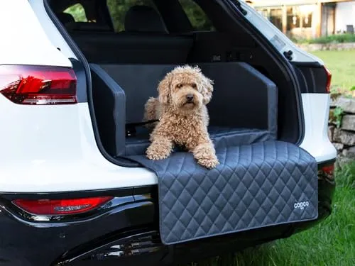 CopcoPet Hundebox Auto – Kofferraumschutz mit Ladekantenschutz und herausnehmbarer Matte - Schütze deinen Kofferraum vor Schmutz und Haaren mit der CopcoPet Hundebox. Die wasserabweisende Matte sorgt für Komfort und Hygiene – ideal für Reisen mit deinem Hund.
