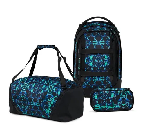 Satch Schulrucksack-Set PACK Caleido Blue 3-teilig - Ergonomischer Schulrucksack für die 5. Klasse, anpassbar an Körpergrößen von 1,40 - 1,80 m, inklusive Mäppchen und Sporttasche. Hergestellt aus 20 recycelten PET-Flaschen für Nachhaltigkeit.