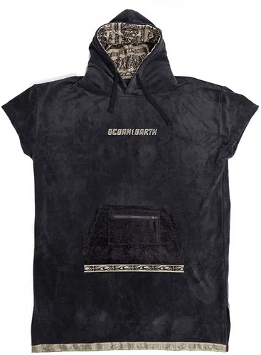 OCEAN EARTH Surf Poncho IGNITE HOODED – Dull Black - Bequemer Surf Poncho aus 100% Baumwolle, ideal für den Strand. Praktisch und stylisch für schnelle Wechsel nach dem Surfen.
