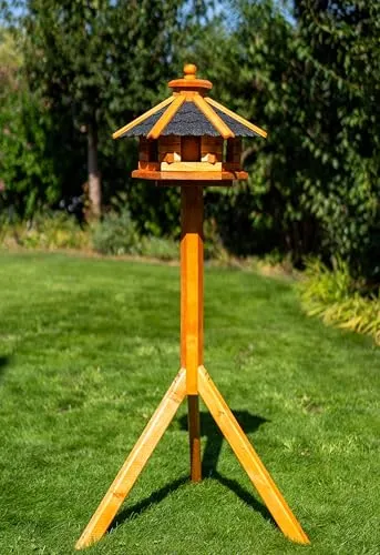 Deko-Shop-Hannusch Vogelhaus mit Ständer und Solarbeleuchtung, Größe M, wetterfest - Praktisches Vogelhaus in Größe M mit Futtersilo für einfache Befüllung. Wetterfestes Bitumendach und sofort einsatzbereit. Ideal für Vogelbeobachtungen im Garten.