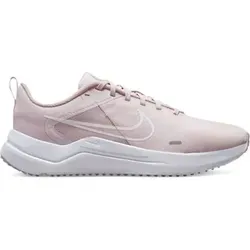 W NIKE DOWNSHIFTER 12 BARELY ROSE/WHITE-PINK OXFORD - Laufschuhe mit stützender Passform und leichtem Tragegefühl, ideal für den Wechsel zwischen Workout und Entspannung. Hergestellt aus mindestens 20 % recyceltem Material.