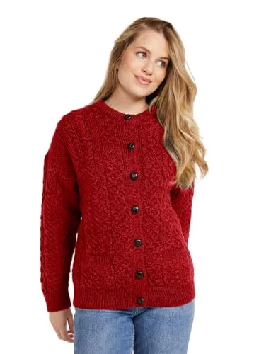 Carraig Donn Aran-Strickjacke - Traditionelle irische Strickjacke aus 100% Merinowolle, mit einzigartigen Mustern und hohem Tragekomfort. Ausgestattet mit zwei praktischen Taschen und eleganten Knöpfen in Lederoptik.