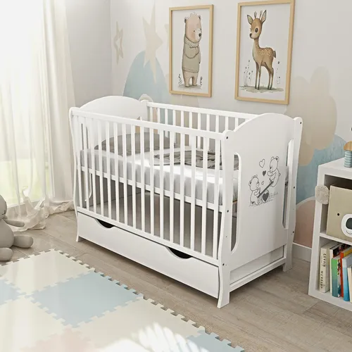Baby Delux Babybett Lia 120x60 mit Teddy Motiv - Gitterbett aus hochwertigem Kiefer-Massivholz, mit herausnehmbaren Schlupfsprossen und praktischer Schublade für Spielzeug. Das bezaubernde Teddy-Motiv sorgt für Freude im Kinderzimmer.