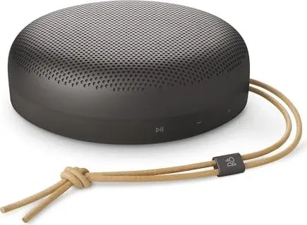 Bang & Olufsen Beosound A1 (3. Generation) - Tragbarer, wasserdichter Bluetooth-Lautsprecher mit Cradle-to-Cradle-Zertifizierung – für erstklassigen Klang und bis zu 24 Stunden Akkulaufzeit, perfekt für unterwegs.