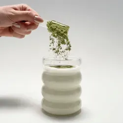 Ylumi Kreatin Matcha Glow (240 g) – Veganes Premium-Supplement - Kreatin Matcha Glow von Ylumi vereint hochreines Kreatin mit funktionellen Pflanzenstoffen. Ideal für aktive Lebensstile, unterstützt es Leistung und Fokus im Alltag. Vegan und perfekt für dein Training!