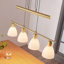 Lindby Simeon Pendelleuchte - Klassische Eleganz in Weiß und Messing - Stehleuchte mit 4 hellen Glaslampenschirmen und flexiblem Hebemechanismus für individuelles Licht, ideal für Esszimmer und Wohnzimmer.