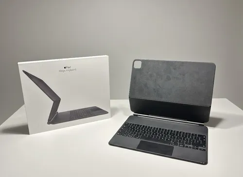 Apple Magic Keyboard für 12.9 Zoll iPad Pro 4Gen - Akzeptabler Zustand - Tastatur Folio mit integriertem Touchpad, USB-C Konnektivität, ideal für produktives Arbeiten unterwegs.