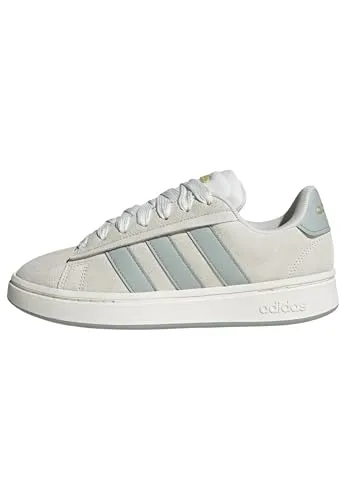 ADIDAS Damen Freizeitschuhe Grand Court Alpha – Bequeme Sneakers für jeden Anlass - Minimalistischer Stil und hervorragender Tragekomfort – diese adidas Sneakers bieten eine dämpfende Cloudfoam-Zwischensohle und eine flexible Gummiaußensohle für optimalen Halt.