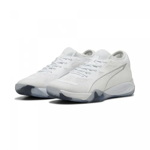 Puma Eliminate NITRO SQD 4 - Hallenschuhe für explosive Handballspieler - Optimale Unterstützung und Stabilität mit PWRCAGE und NITRO Dämpfung. Der Schuh ist aus mindestens 20 % recycelten Materialien gefertigt und bietet eine bequeme Passform.