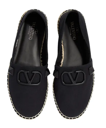 VALENTINO GARAVANI Herren Schuhe Canvas Loafers V-Logo Stud Slipper - Elegante Canvas Loafers mit tonalem V-Logo und charakteristischen Stud-Details. Ideal für lässige und elegante Anlässe. Größe 44, mit geflochtener Jute-Zwischensohle für besonderen Komfort.