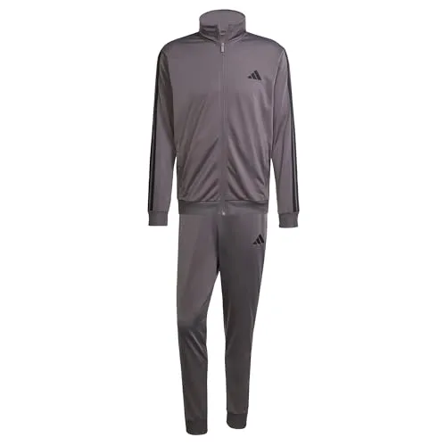 adidas Herren SPORTSWEAR BASIC 3 STRIPES TRICOT TRACKSUIT - Stylischer Tracksuit in Grey Strata, ideal für Sport und Freizeit. Hergestellt aus 100 % recyceltem Polyester, bietet er Komfort und Nachhaltigkeit.